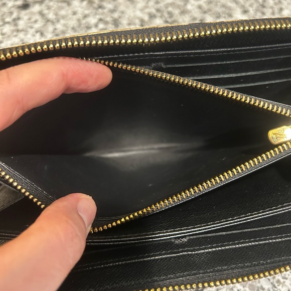 Louis Vuitton game on white Zippy Wallet - Picture 9 of 13